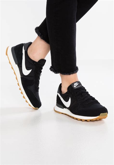 nike beige sneakers witte veters zwart logo